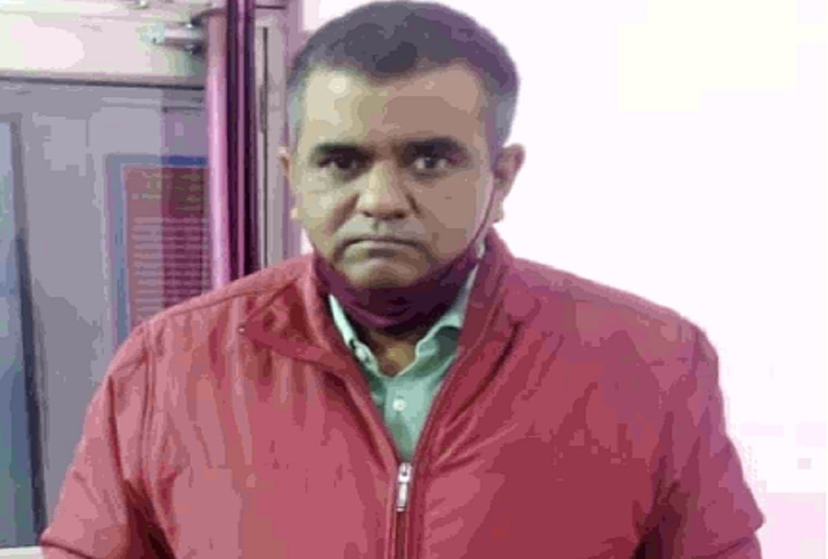 District Supply Officer used to take 30 thousand rupees every month through retired personnel