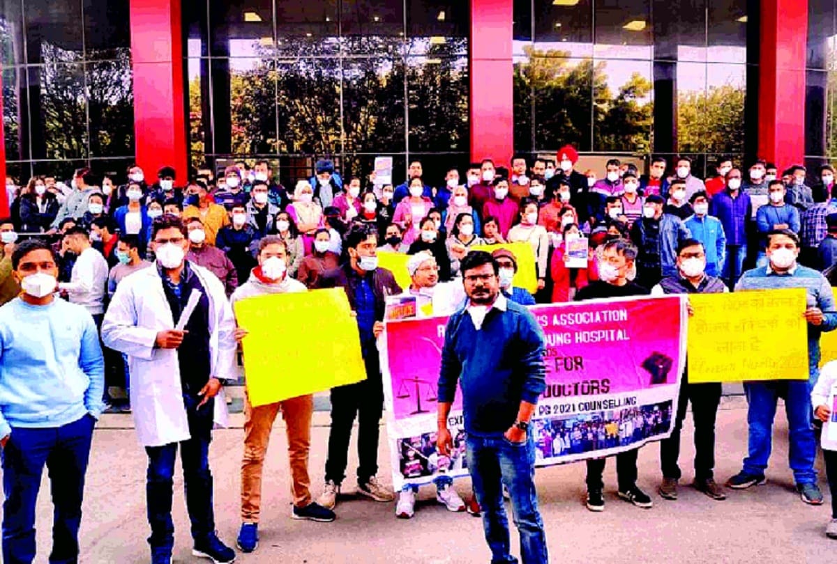 Doctors Strike In Delhi Arvind kept crying for one and a half hours Health system falter in five big hospitals see photos