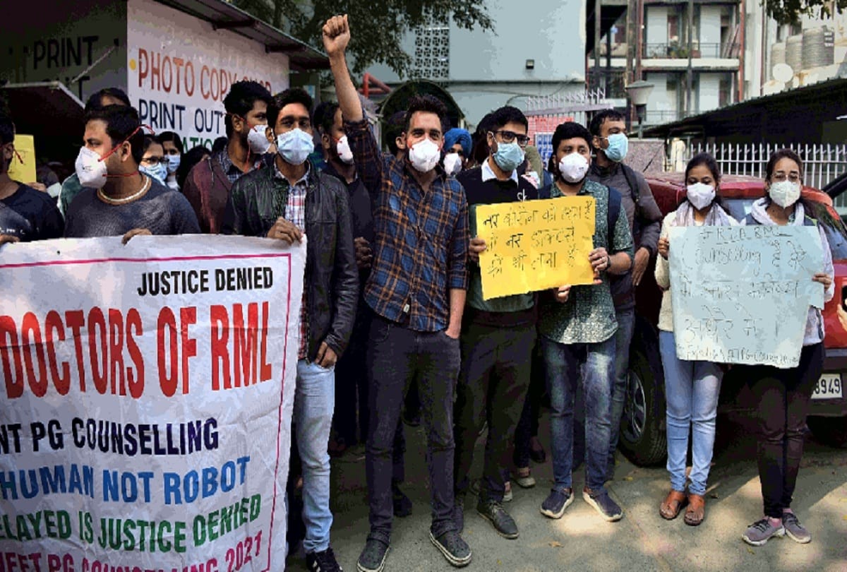 Doctors Strike In Delhi Arvind kept crying for one and a half hours Health system falter in five big hospitals see photos