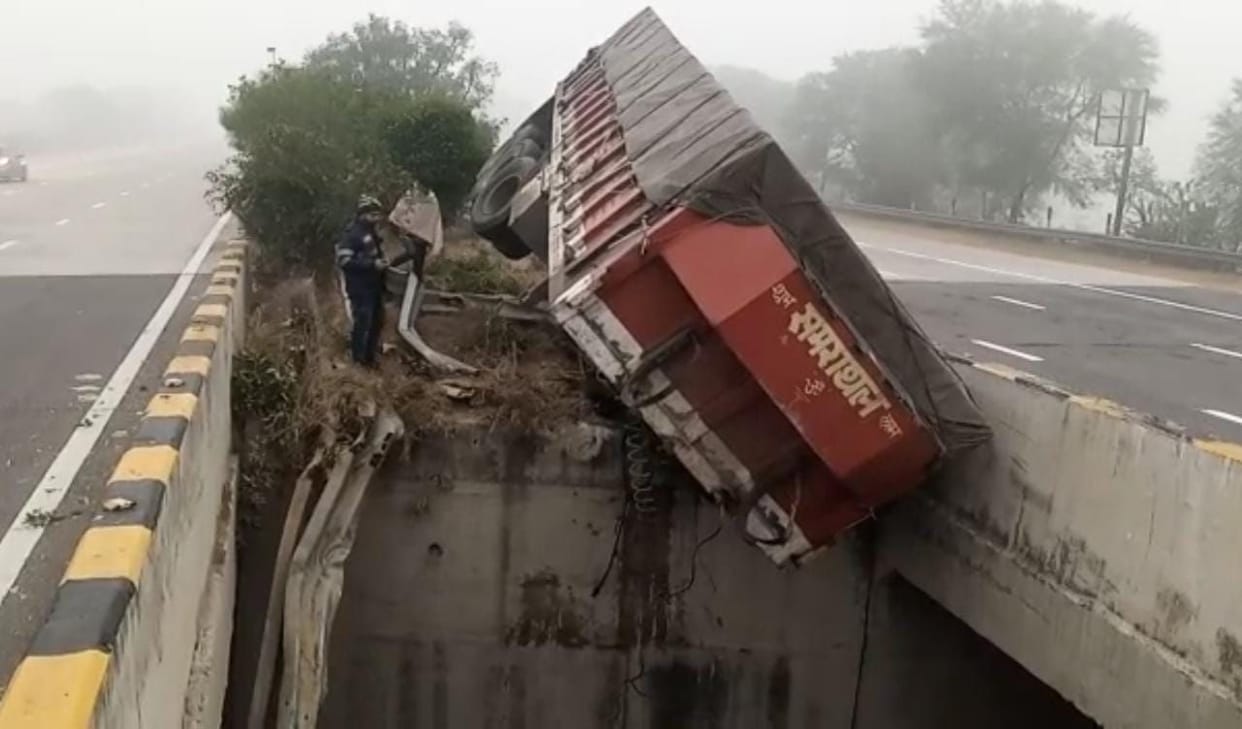 Mathura: The container fell from the road in a nap on the expressway, the driver died