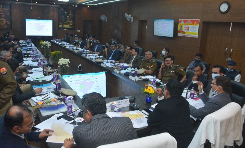 UP Election 2022 Election Commission of India team meeting in Varanasi tested preparations in three divisions including azamgarh and mirzapur
