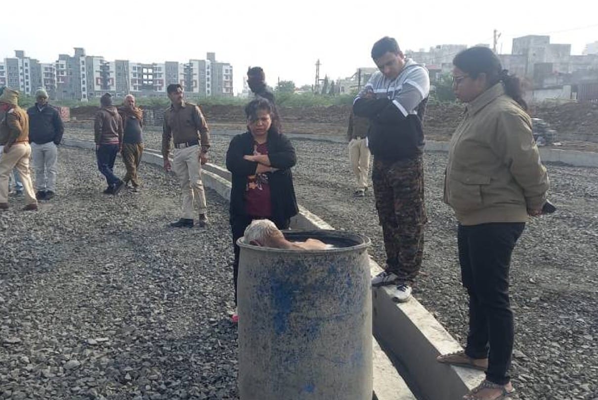 Ujjain: The dead body of the elderly was lying in the drum, there were no clothes on the body... the workers were shocked to see