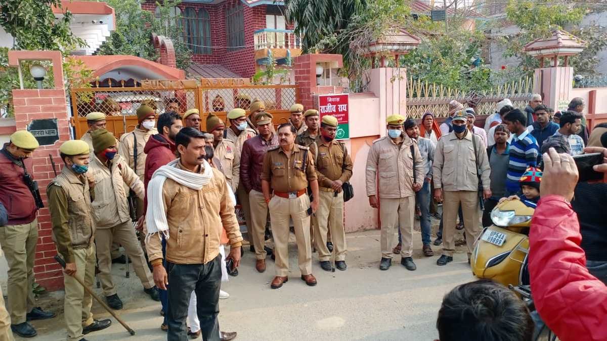 income tax department Raid on residence of samajwadi party leader rajiv rai in mau