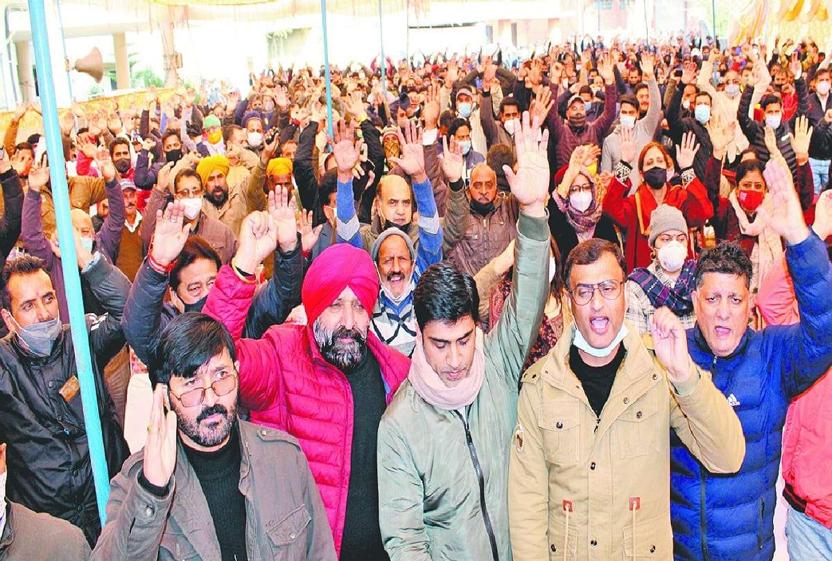 Electricity workers on strike in protest against privatization in Jammu and Kashmir, darkness in many parts of the state