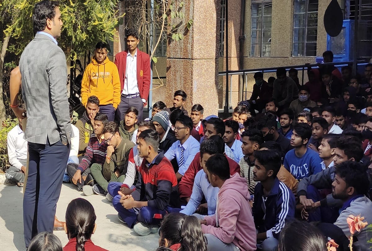 principal abbused to students students did locking in main door of school