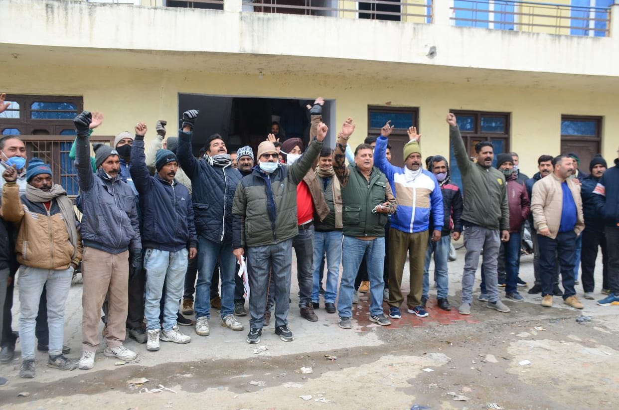 14 hundred electricity workers across the district went on strike