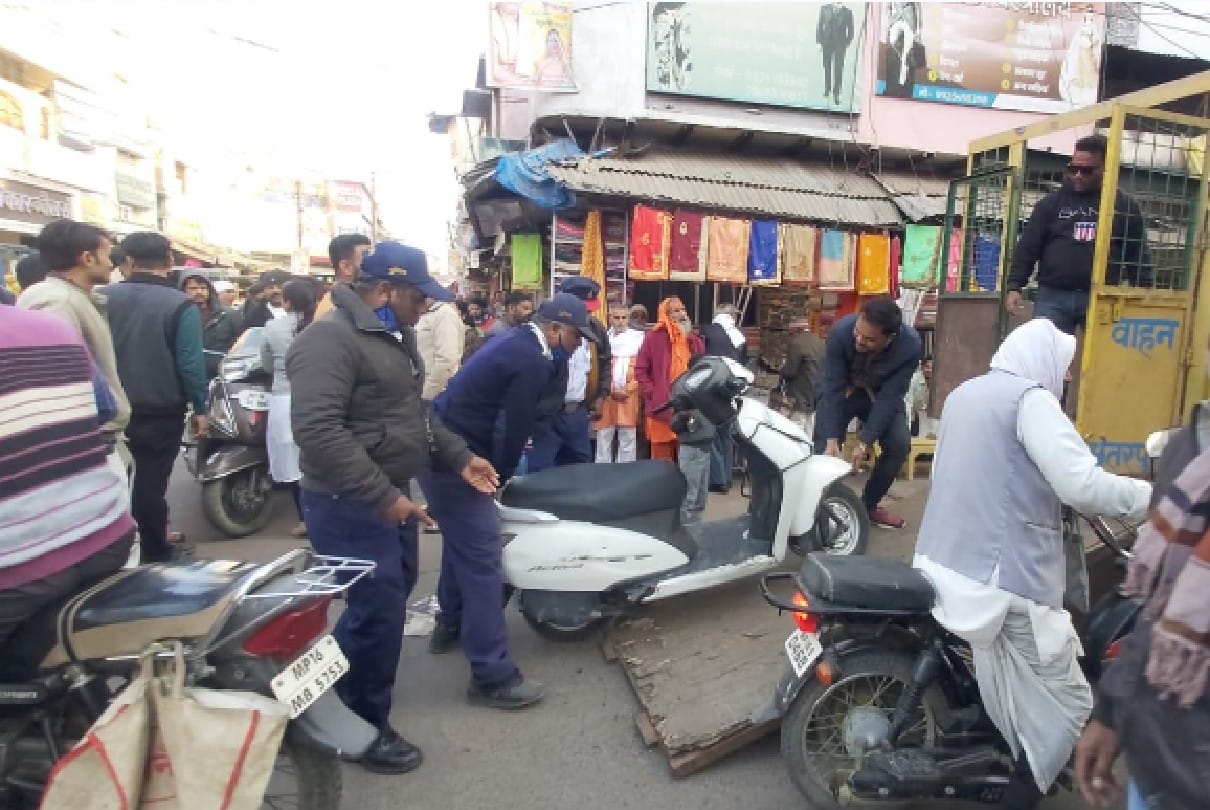 Chhatarpur: Traffic police's action continues, youth entangled with traffic police on the matter of confiscation of vehicle and challan