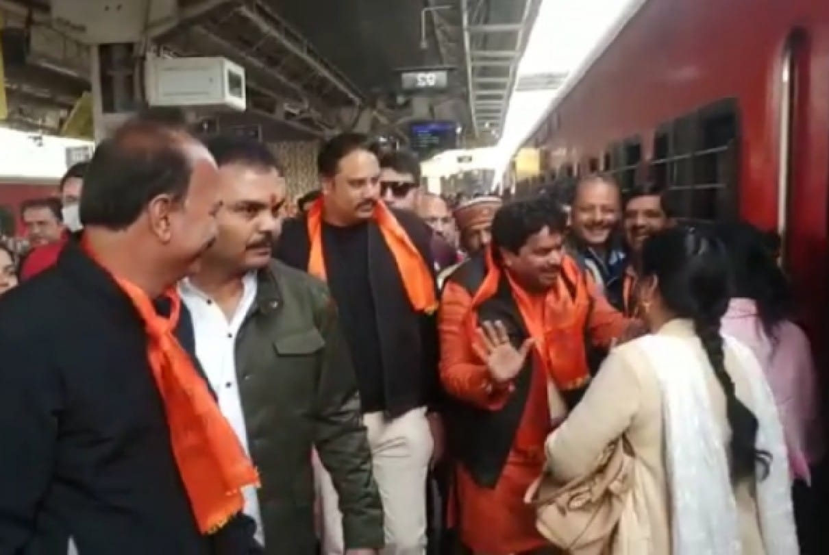 Indore: Congress MLA's Ayodhya Yatra started, 600 passengers of Ward 9 were dispatched in the first batch
