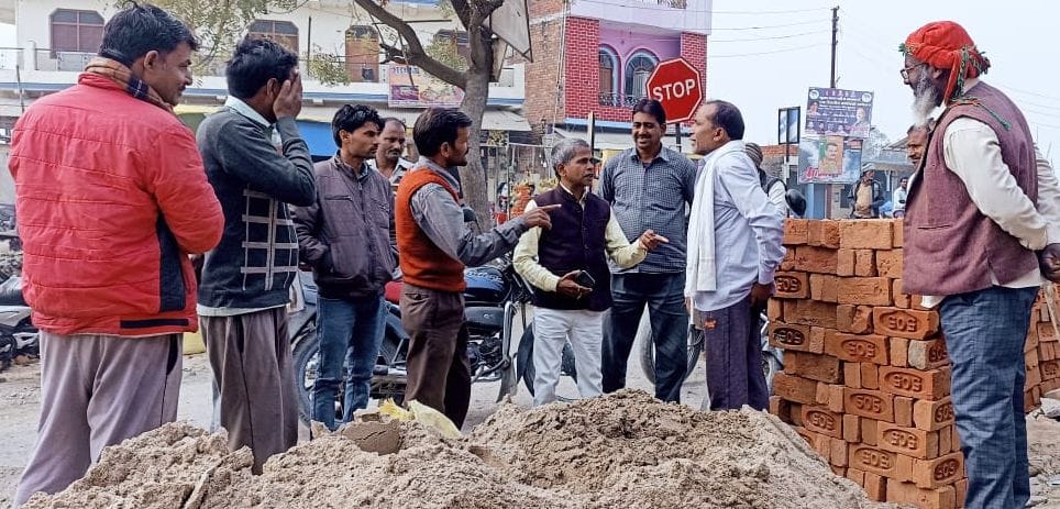 fathepur news,Poor brick in drain construction, JE said... the fault of the workers