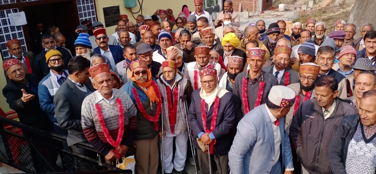 IN GUMARWIN ELECTRICITY PENSONERS DISCUSS THEIR DEMAND IN MEETING