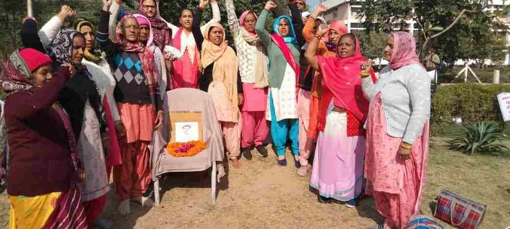 Anganwadi workers raised slogans against the government for their demands