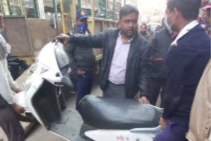 Chhatarpur: Traffic police's action continues, youth entangled with traffic police on the matter of confiscation of vehicle and challan