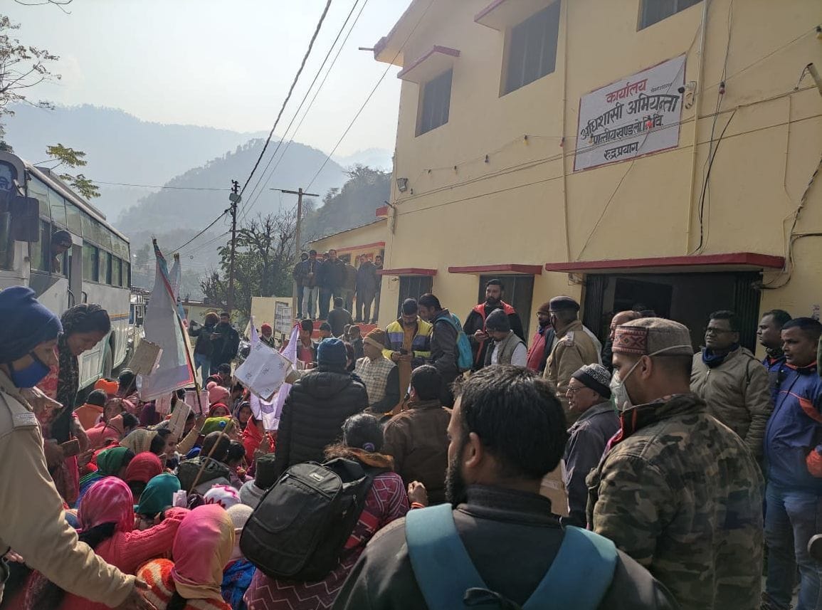 Demonstration at loniv office to complete road construction