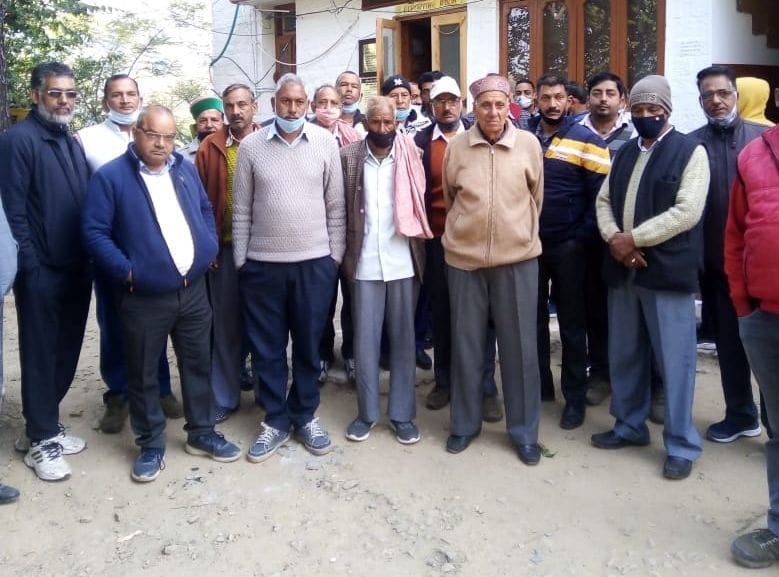 Villagers gherao police station Hatli