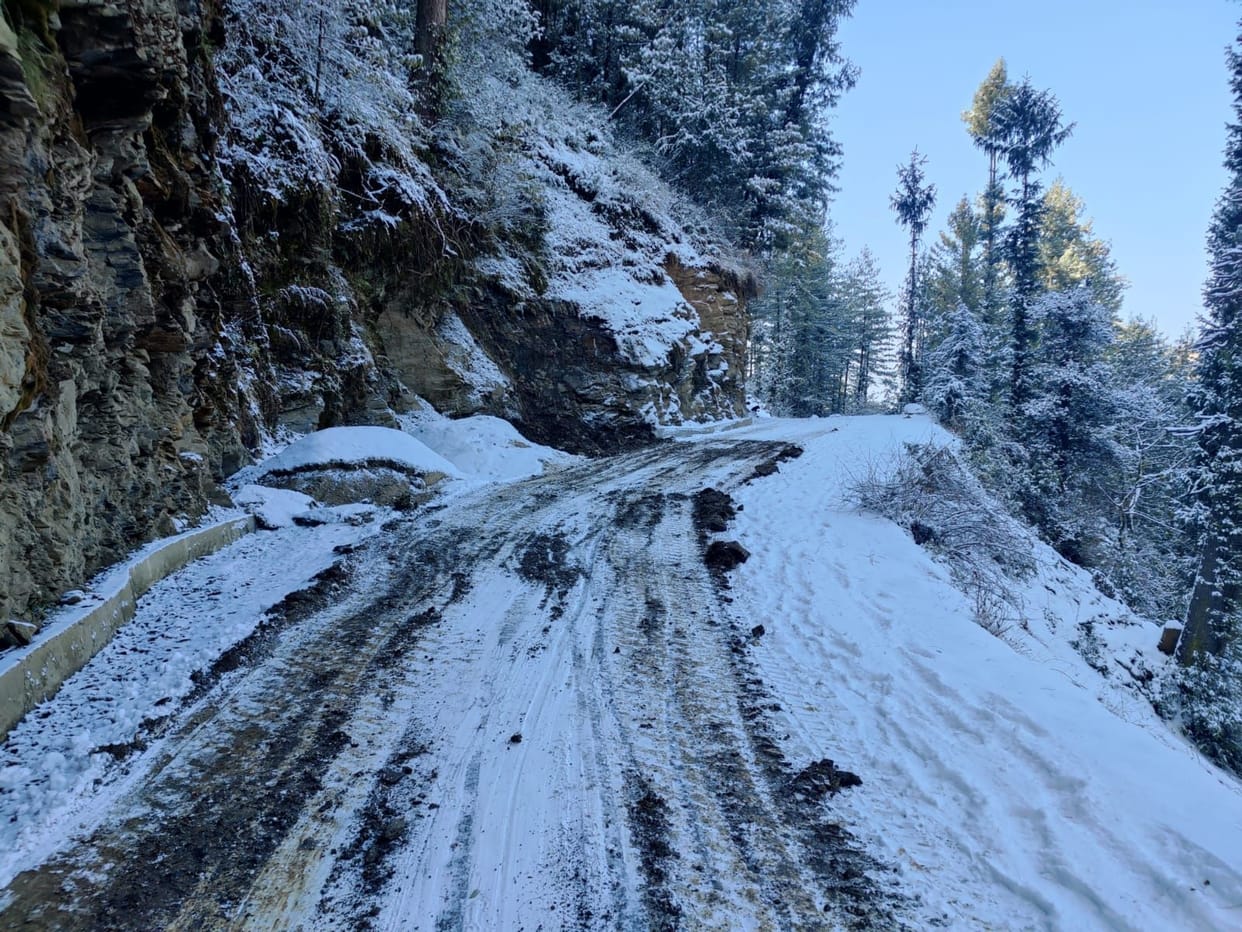 Snowfall blocked 25 roads of Nachan, Saraj, milk-bread supply also stalled