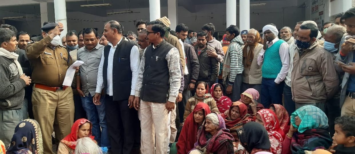 Villagers surrounded the collectorate premises by keeping the dead body