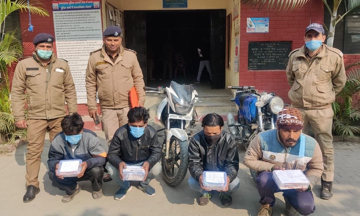 Four thieves arrested for stealing shops during the day