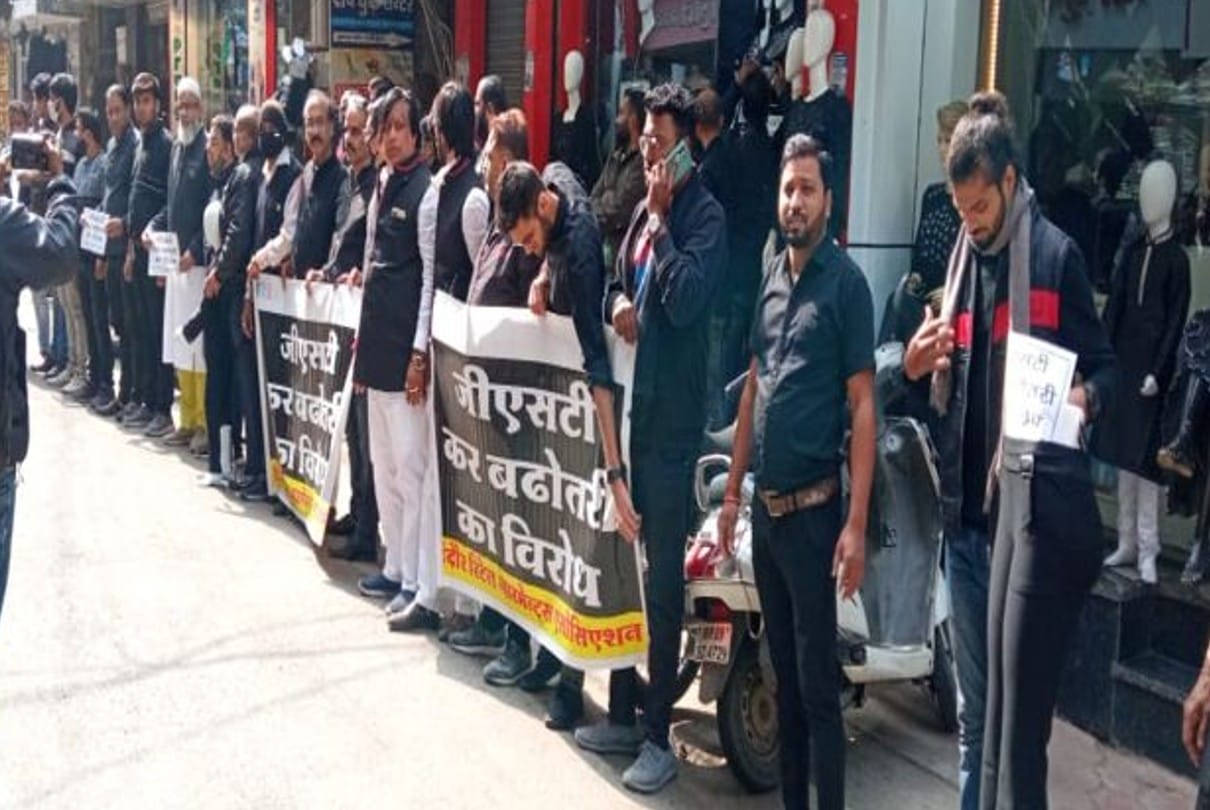Indore: Protest of traders continues against the increased rate of GST, black clothes wearing mannequins and shops decorated with black...