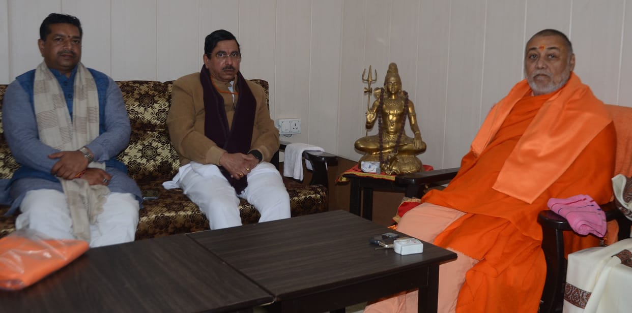 Union Coal Minister seeks blessings from Jagadguru