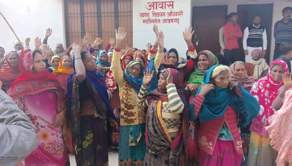 Villagers demonstrated under the leadership of village head
