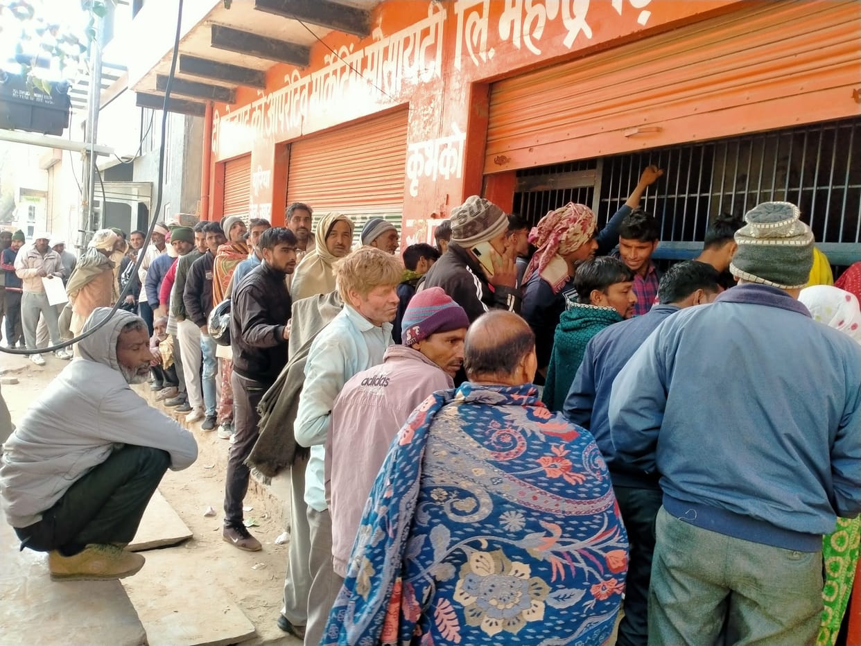 Crowd of farmers gathered for fertilizer in Mahendragarh, stock ran out in Satnali by noon
