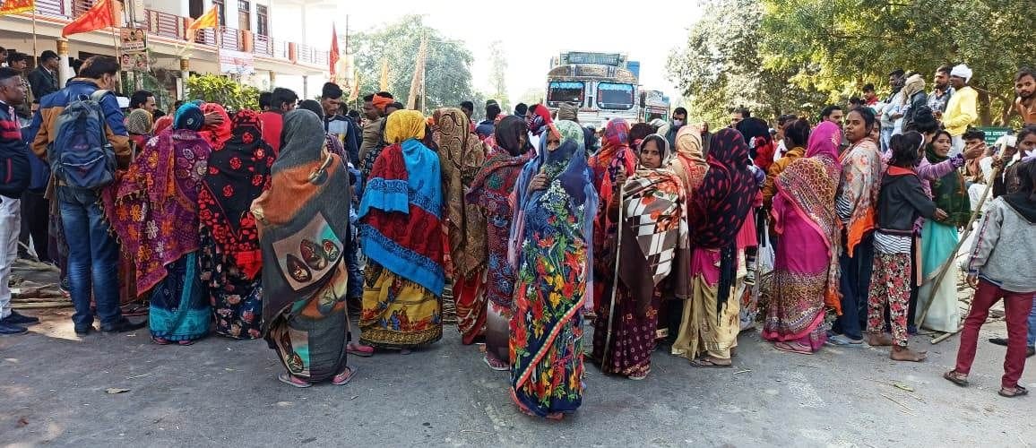 Angered by the death of the woman in the accident, people blocked the Lucknow-Varanasi highway