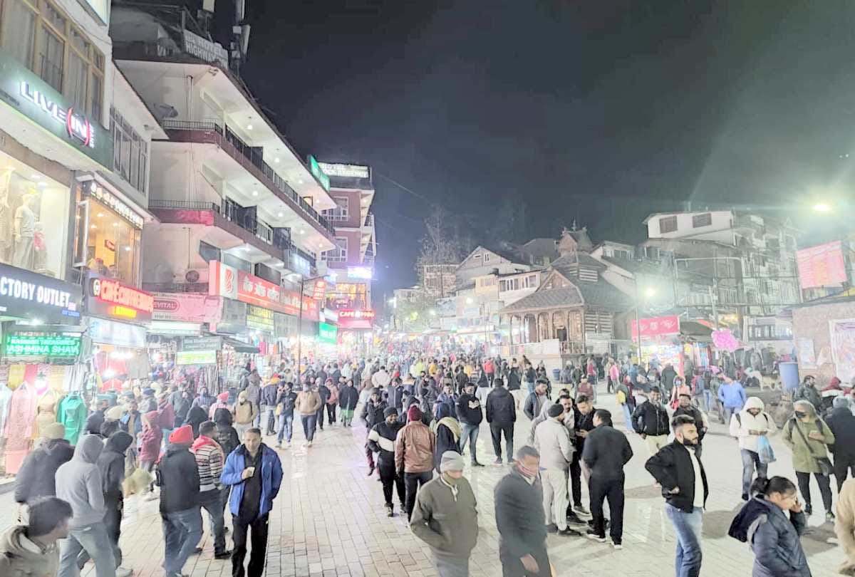 Before Christmas tourists flocked to Manali jibhi to see the snow capped valleys, Jalori Pass also packed, see photos