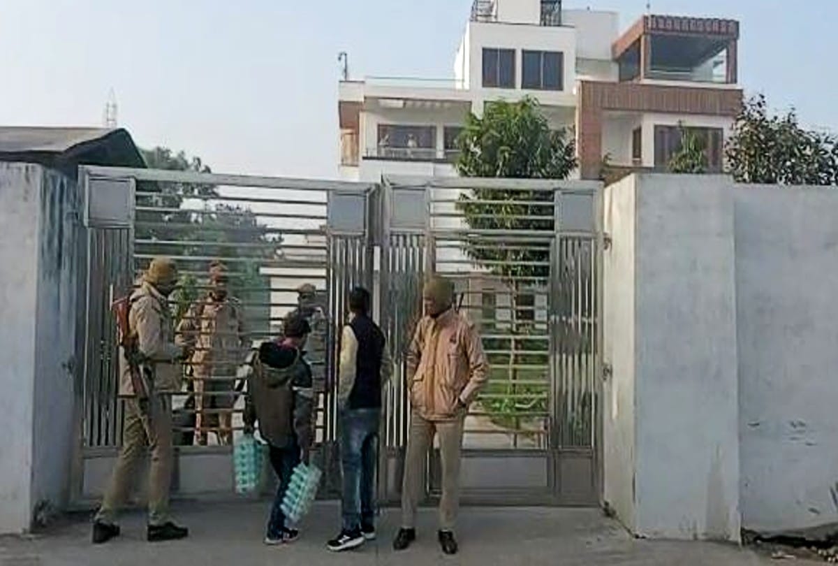 Income Tax team raided SP leader Manoj Yadav house in Mainpuri