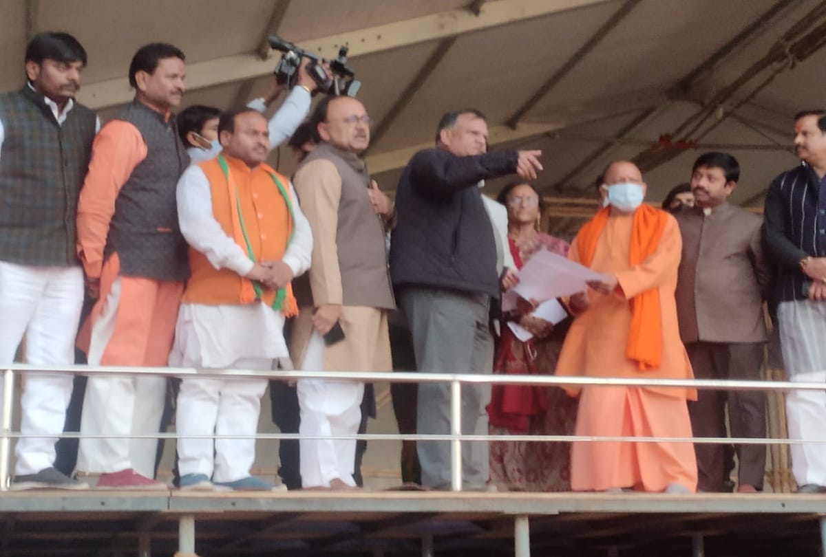 Modi in Prayagraj: Chief Minister Yogi Adityanath reached Prayagraj, took stock of the preparations for the Prime Minister's program