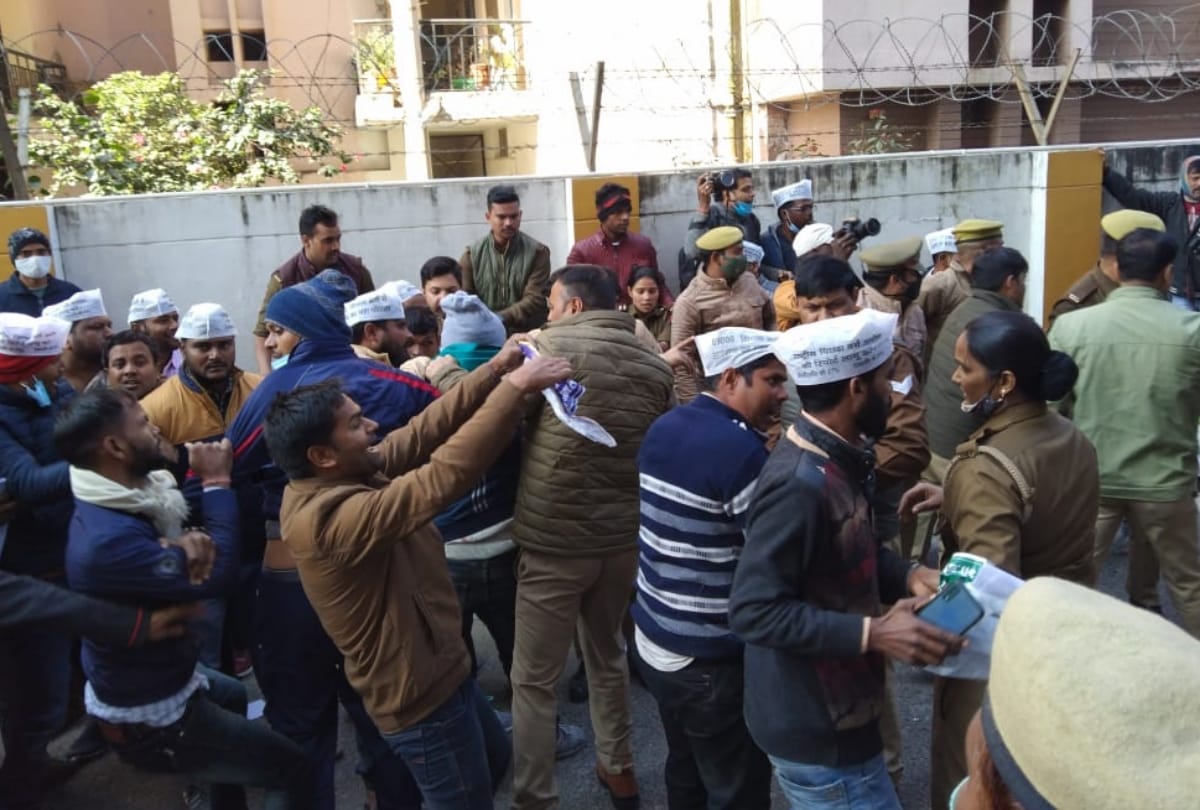 Teachers recruitment applicants will protest in office of backword commission.