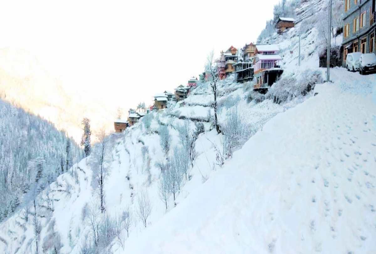 Before Christmas tourists flocked to Manali jibhi to see the snow capped valleys, Jalori Pass also packed, see photos