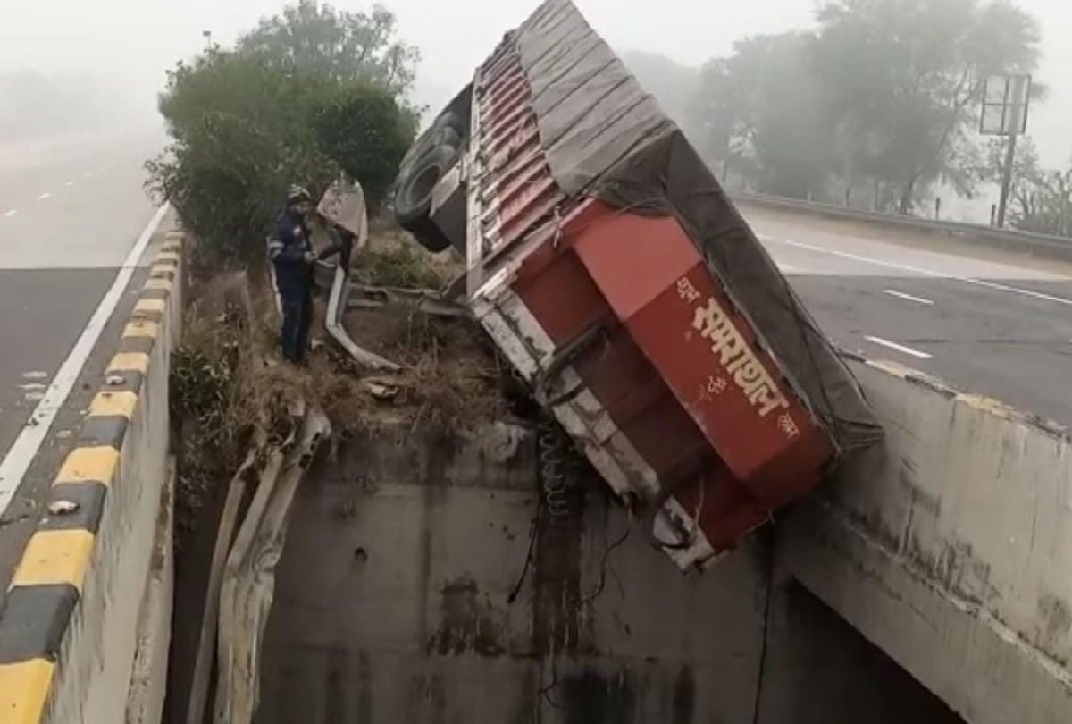 Container overturned on Yamuna Expressway in Mathura