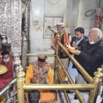 मां बज्रेश्वरी मंदिर में पूजा करते डॉ. मोहन भागवत।