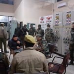 जम्मू के एक ग्रिड में तैनात सेना कर्मी और पुलिस अधिकारी।