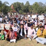Prayagraj News :  रोजगार की मांग को लेकर बालसन चौराहे पर प्रदर्शन करते बेरोजगार।