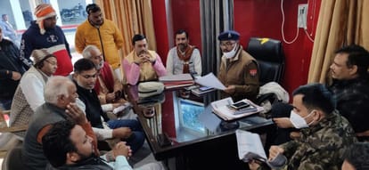 फोटो19एयूआरपी 17- आक्रोशित भाजपा नेताओं से वार्ता करते अपर पुलिस अधीक्षक शिष्यपाल, एसडीएम अखिलेश क?