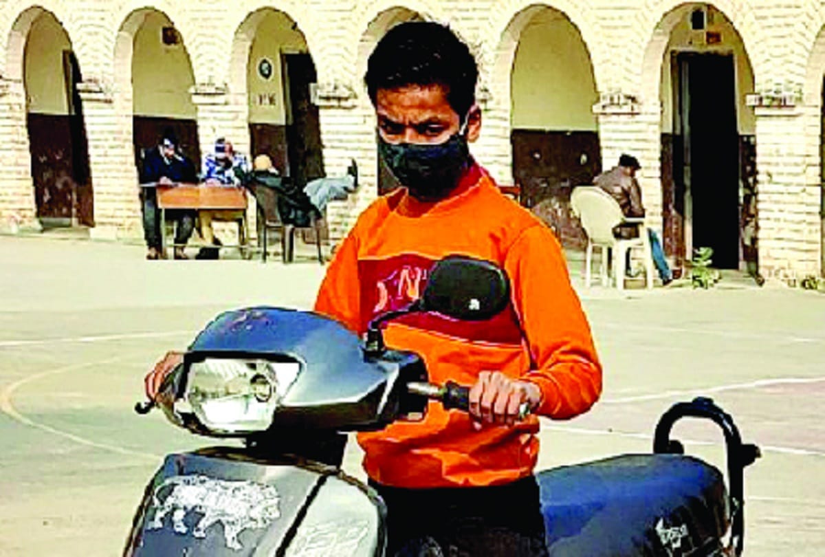 Delhi Government school student converted scooter into e-scooty