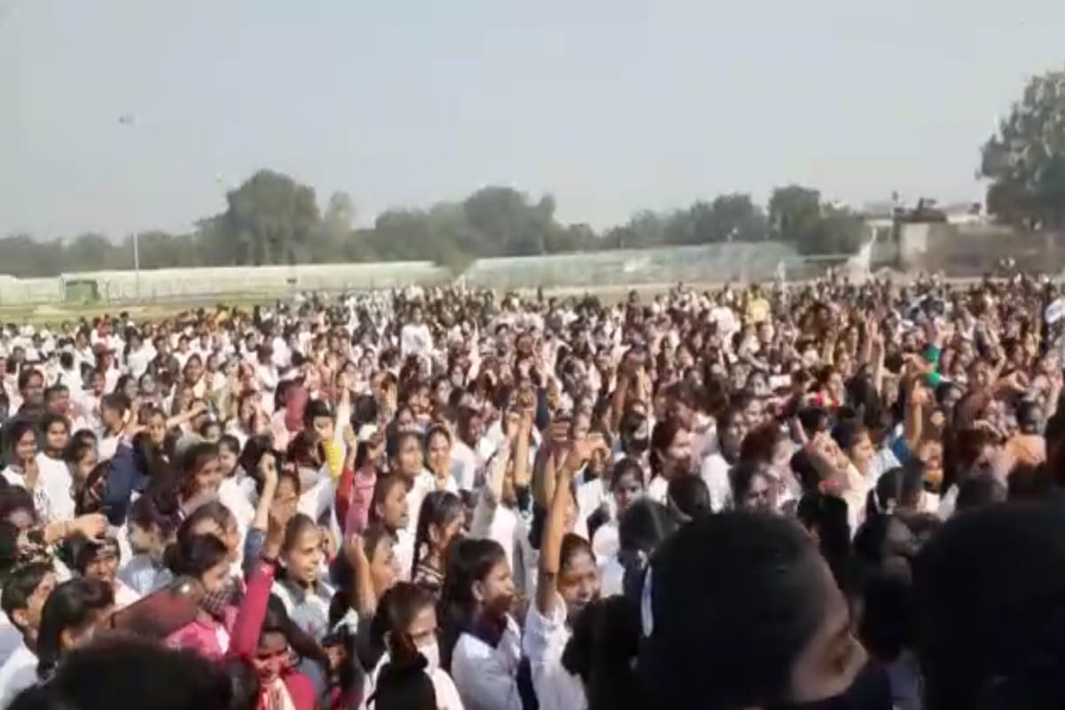 Congress Marathon in Meerut today: Uproar in Congress Marathon, participants threw T-shirts at the organizers