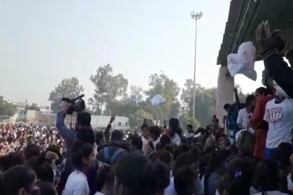 Congress Marathon in Meerut today: Uproar in Congress Marathon, participants threw T-shirts at the organizers