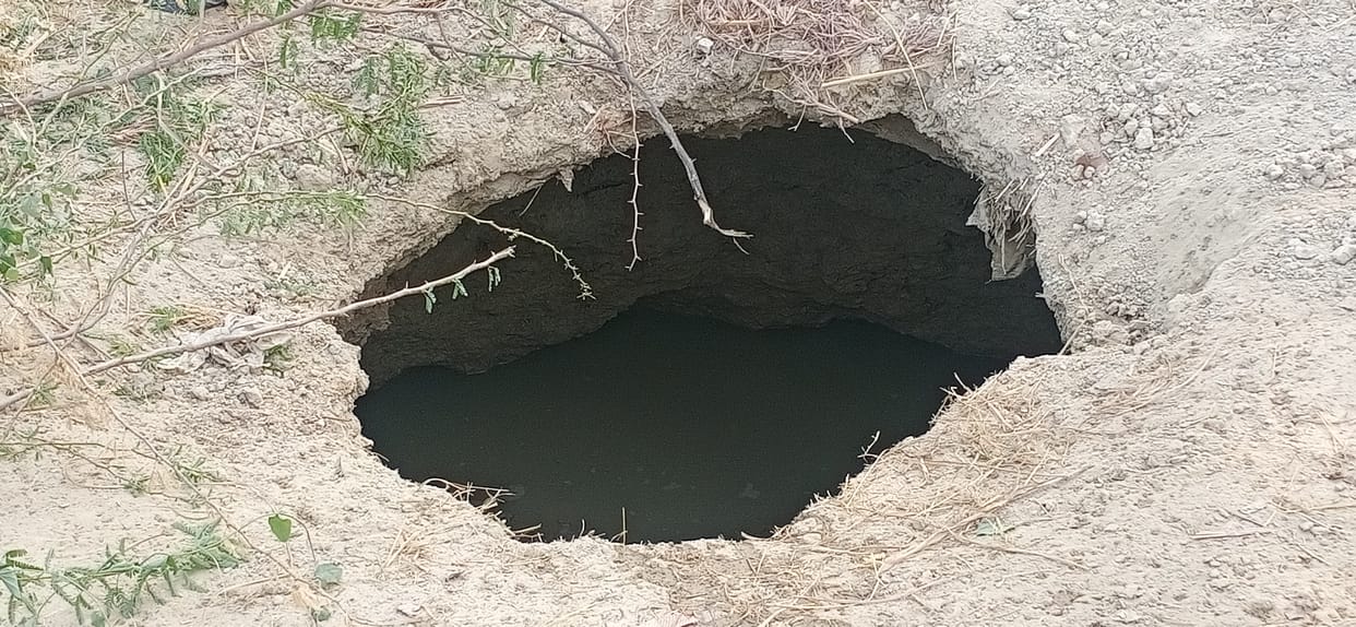 Ground sinks in boring place, fear among people