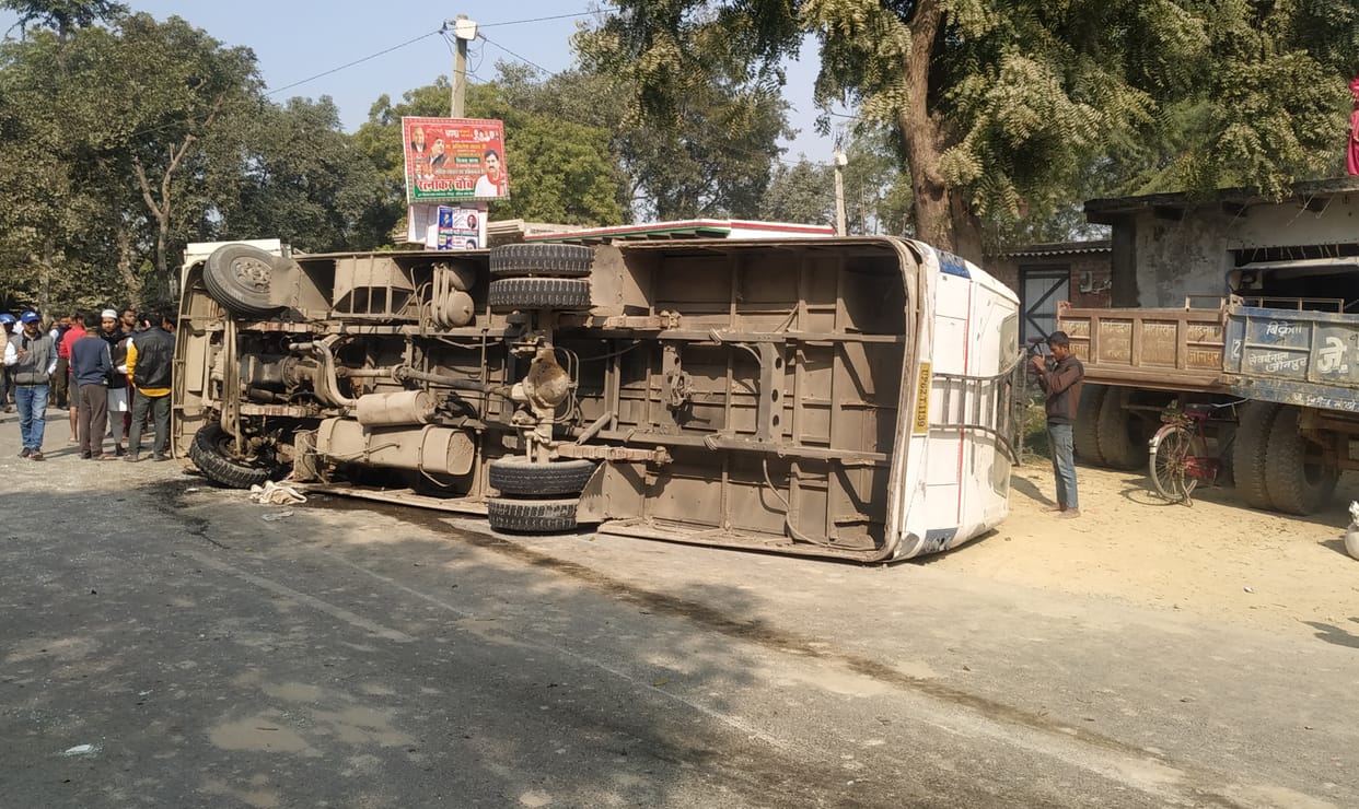 Private bus overturned uncontrollably, 10 people injured