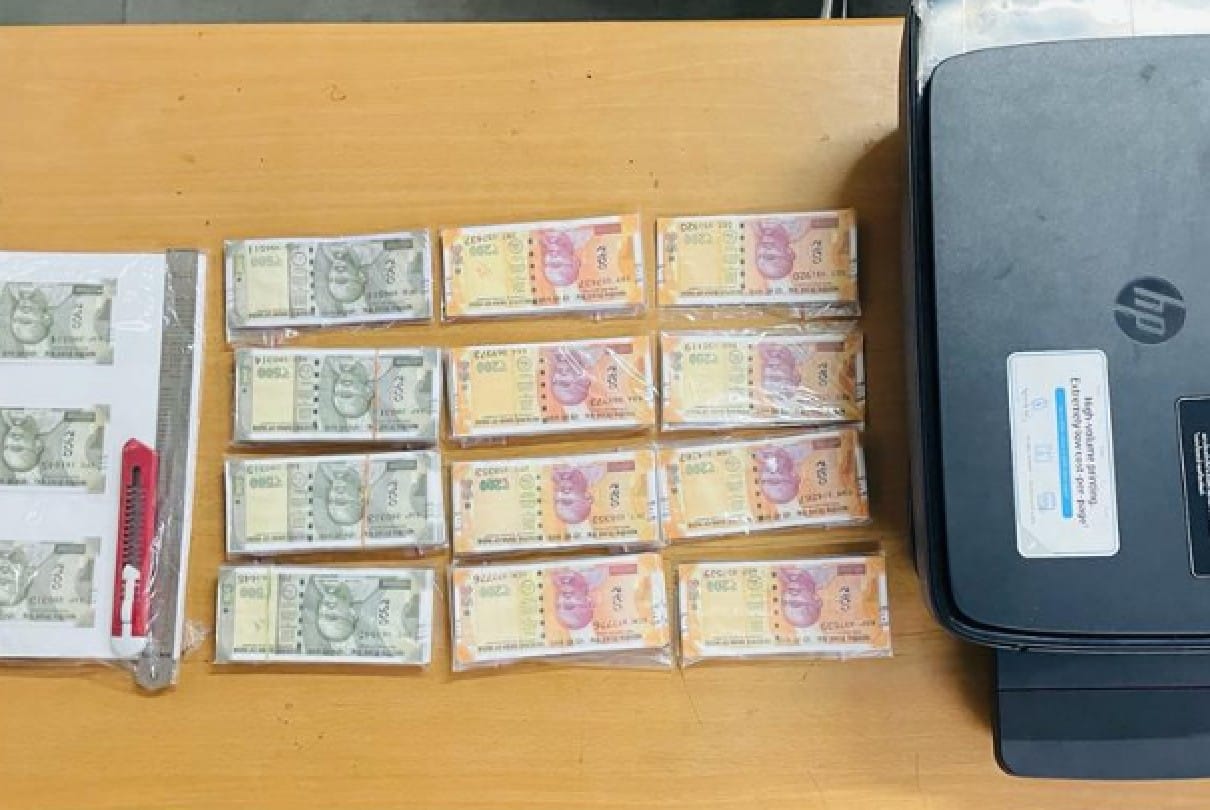 Bhopal: Fake notes raided due to borrowing, two arrested, two lakh fake notes including color printer recovered