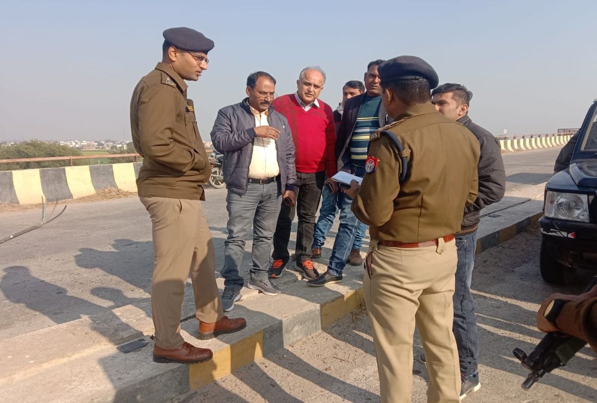 Five Lakh Rupees Loot From Poultry Farm Employees Malpura Crime News