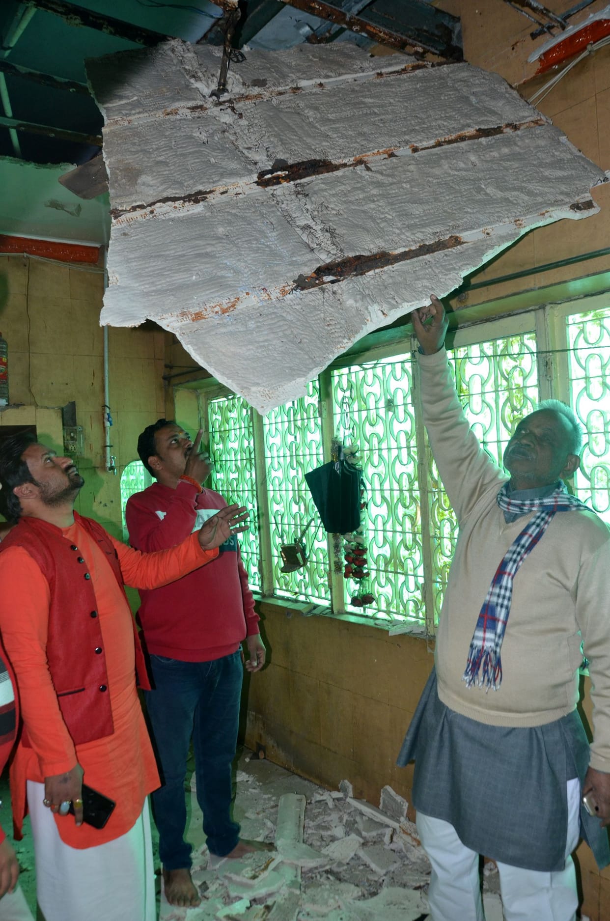 Aligarh: Wall of Ganesh temple collapsed in Achaltal, uproar