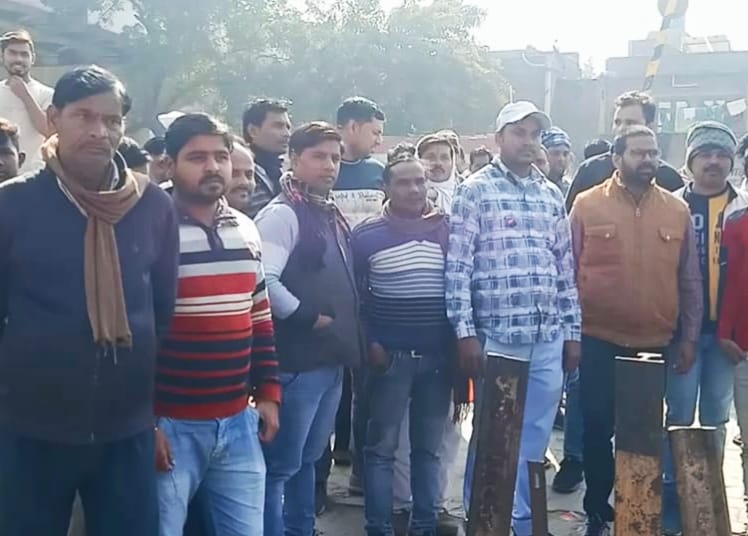 asfabad railway gate protest