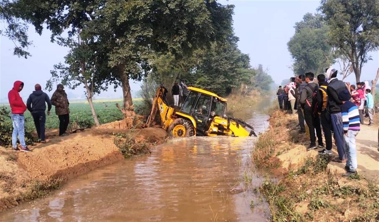Hathras: Potato, wheat crop submerged in Pusaini due to cutting of Rajbhe track