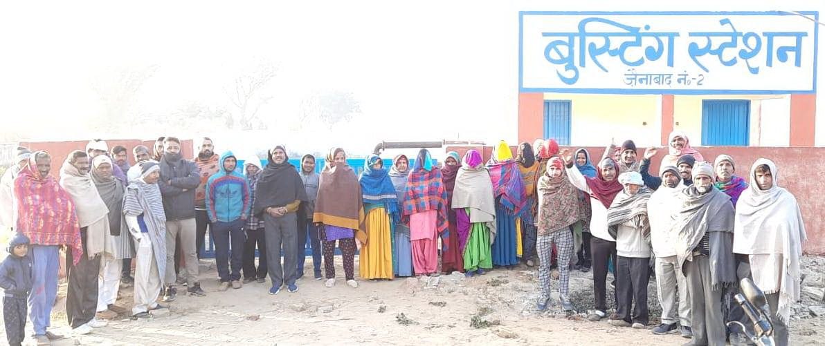 Villagers of Zainabad demonstrated at the boosting station for drinking water