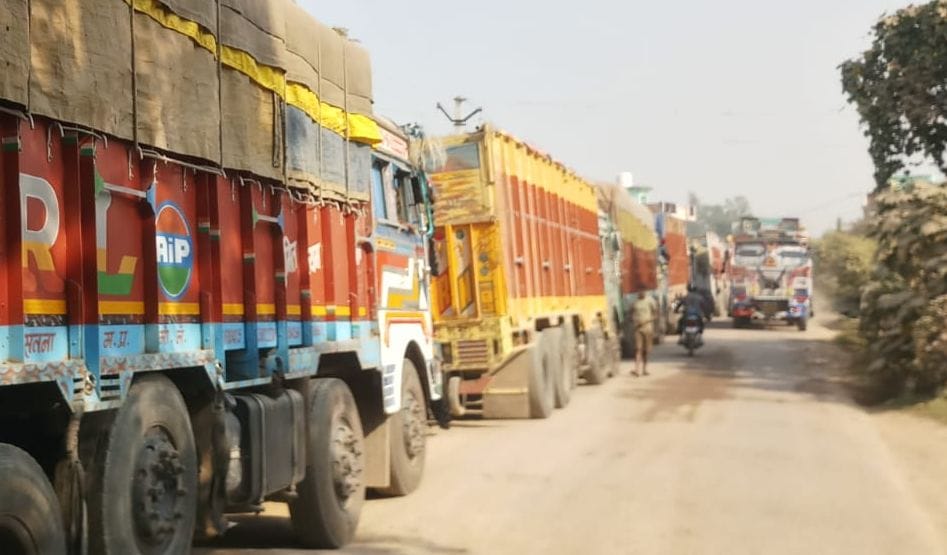 fathepur news,Broken truck, jammed for 10 hours