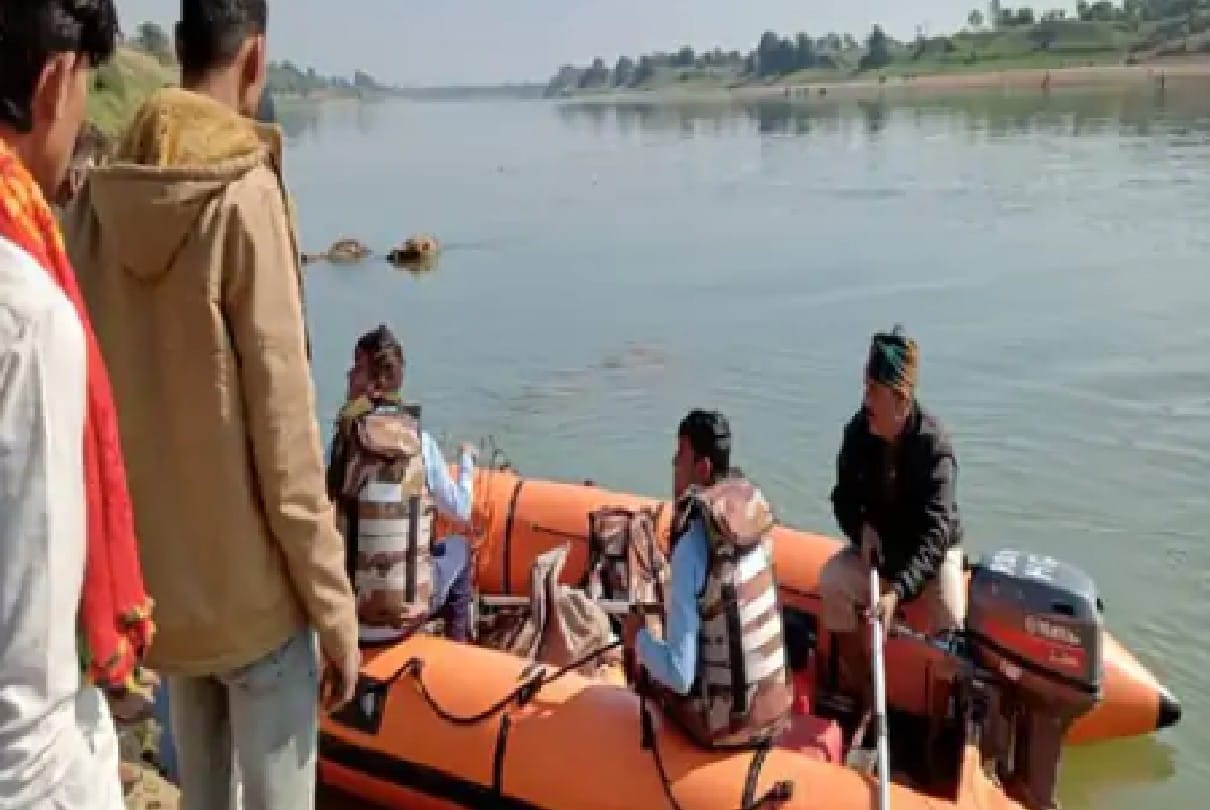 Raisen: 9 people were sitting in a boat with a capacity of five, the boat capsized in the middle of the river, three died
