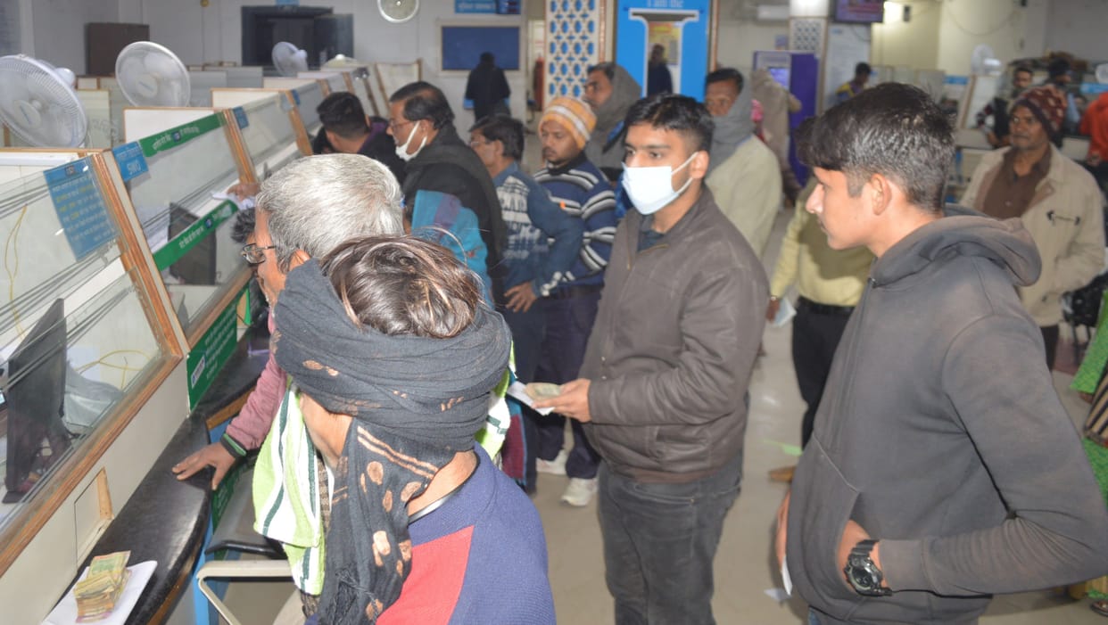 Hathras: Banks opened after two days, crowd gathered